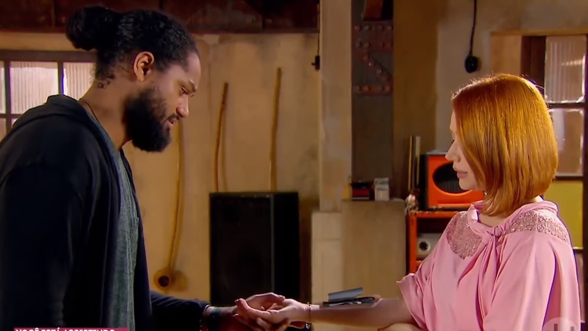 Sophie (Gabriela Petry) revela seu segredo para Iuri e Pendleton (Dalton Vigh) exige devolução do braço biônico após quebra de contrato