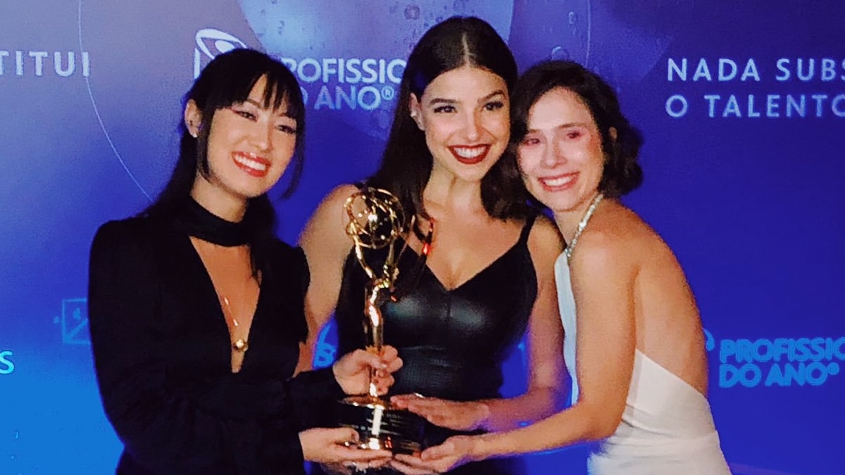 Ana Hikari, Daphne Bozaski e Gabriela Medvedovski: atrizes de Malhação: Viva a Diferença posam com Emmy da trama (Reprodução/Instagram)