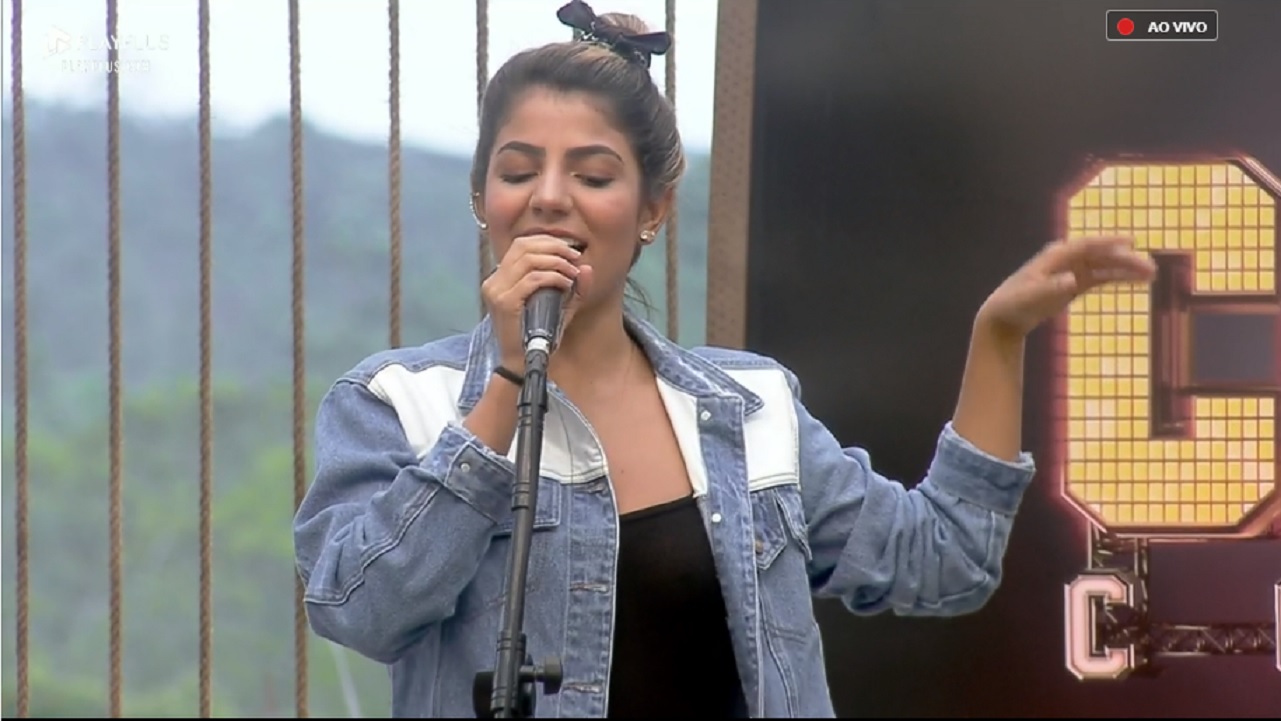 Hariany Almeida cantando Anitta em A Fazenda 11