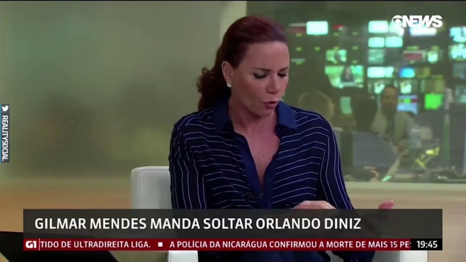 Leilane Neubarth durante gafe com celular, ao vivo, na GloboNews (Reprodução: GloboNews)