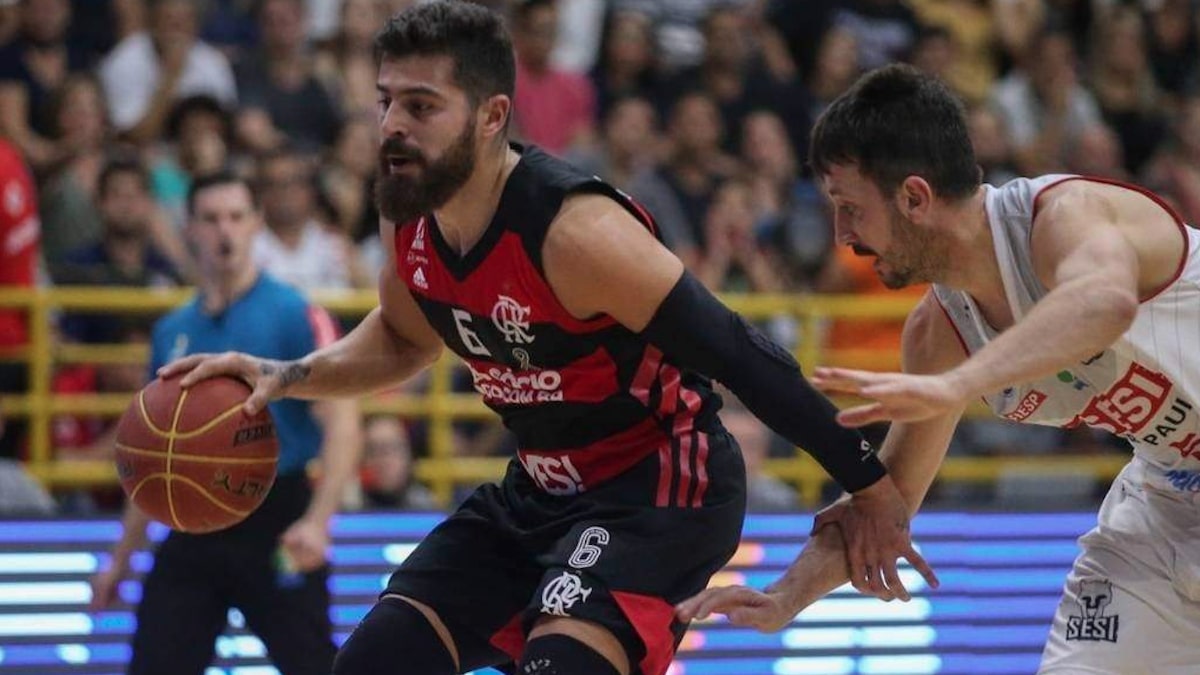 Jogador do time de basquete do Flamengo: NBB será transmitido pelo DAZN (Divulgação)