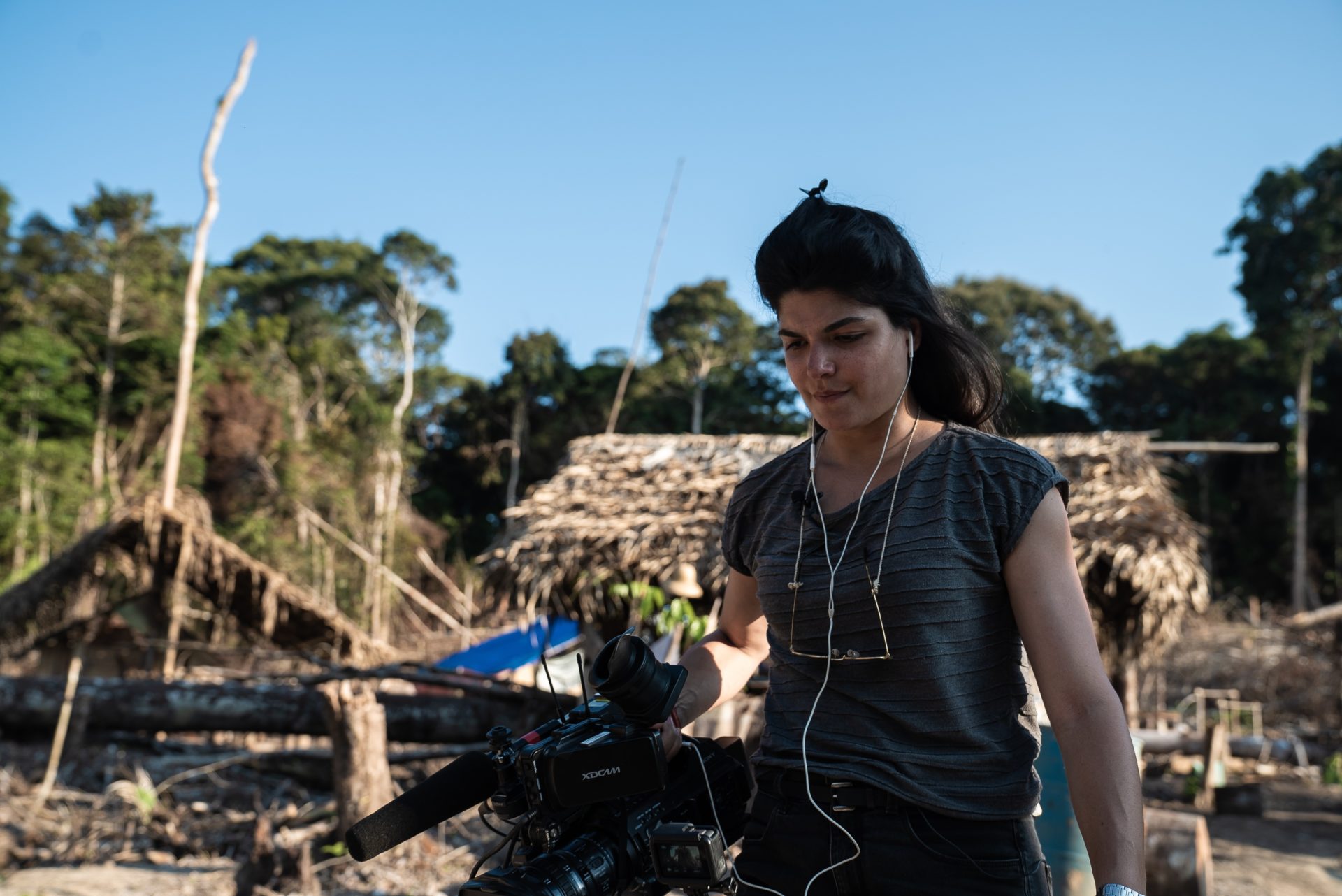A repórter Danielle Zampollo na Amazônia (Maycon Mota / Globo)