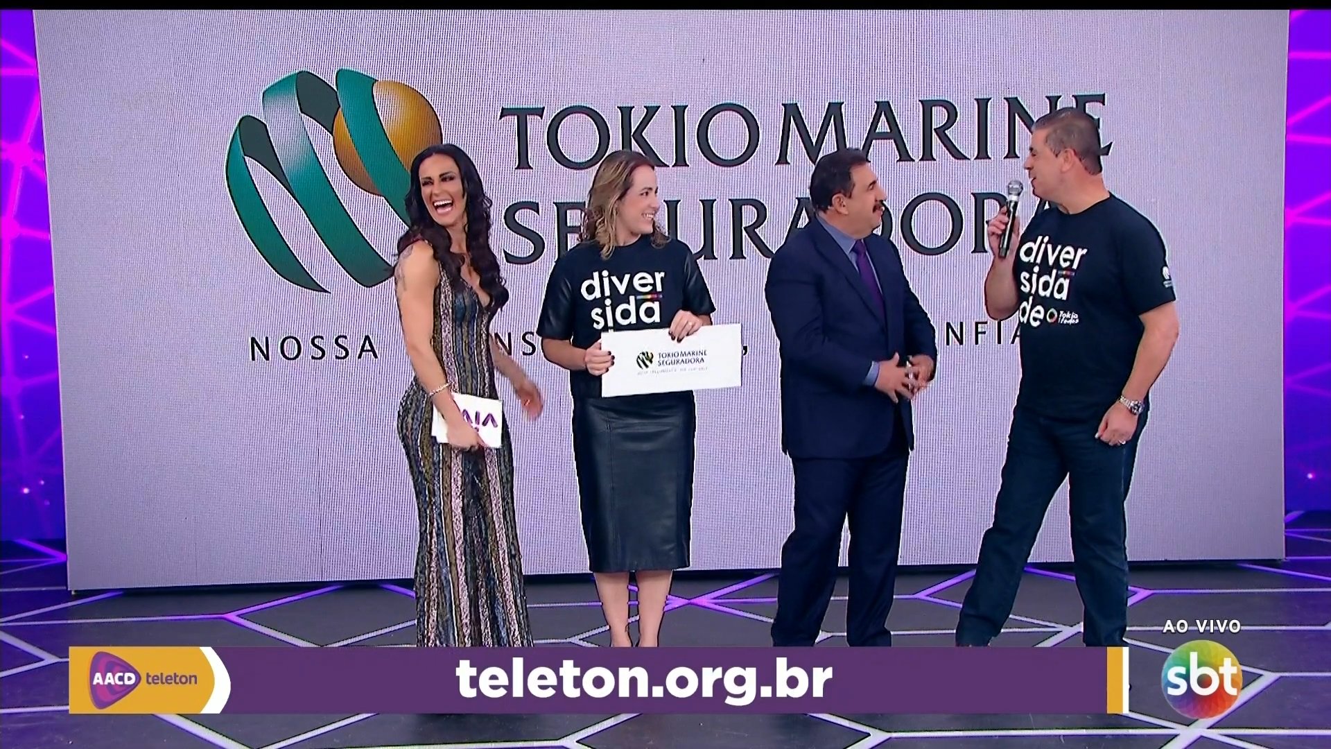 Ratinho juntamente com Nadja Haddad no palco do Teleton 2019, do SBT (Reprodução/SBT)