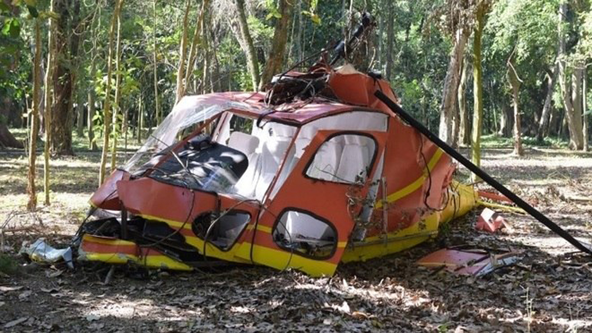 Helicóptero destruído após a queda