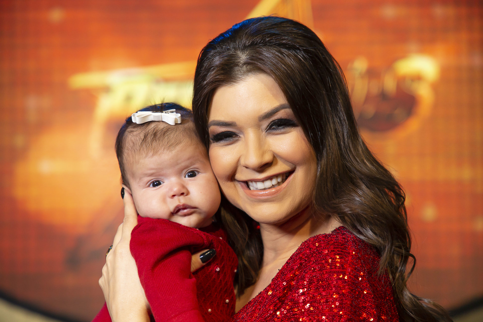 Amanda Françozo e sua filha na TV Aparecida.