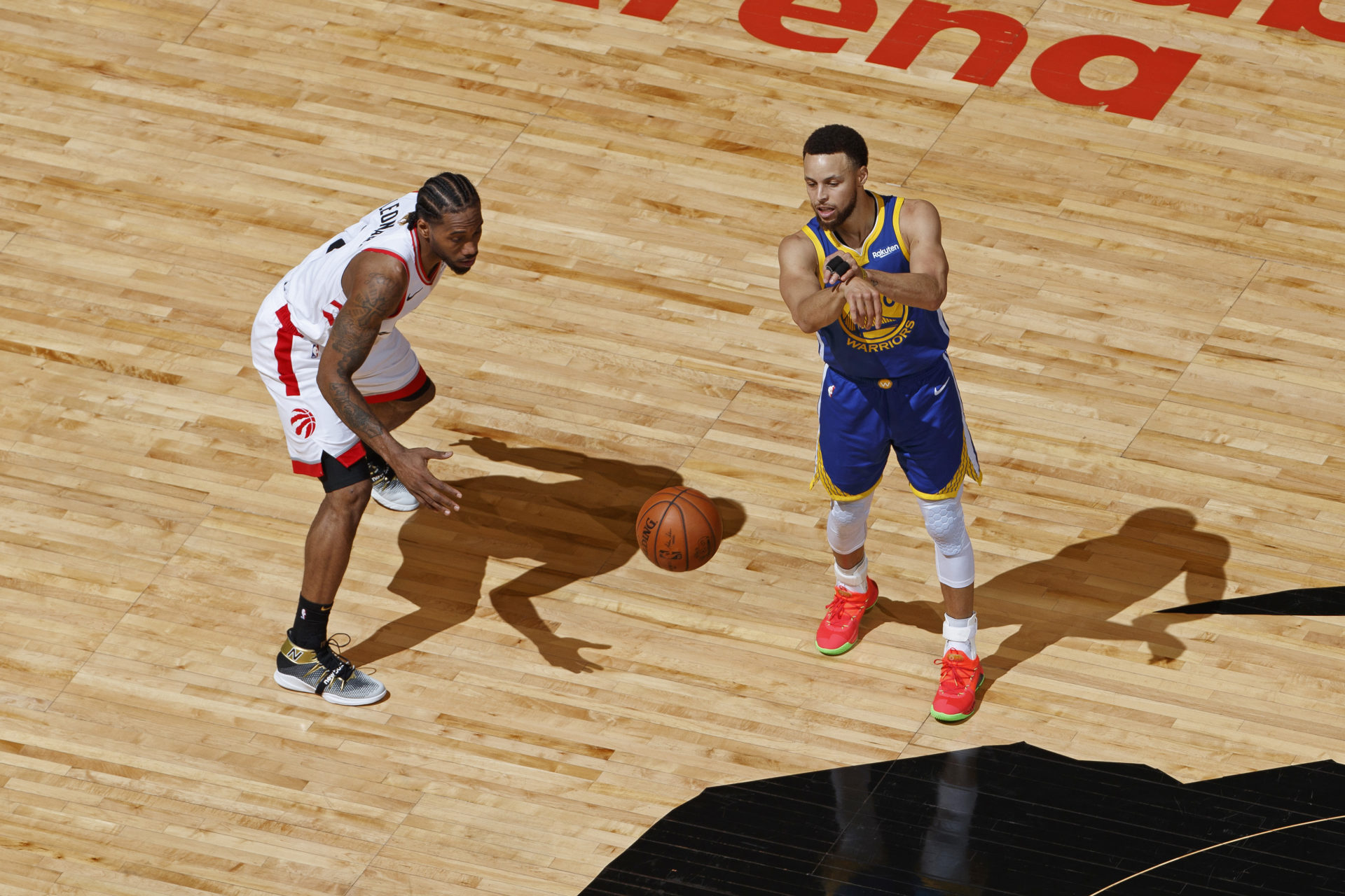 Kawhi Leonard (então no Toronto Raptors) e Stephan Curry (Golden State Warriors) em um dos jogos das finais da temporada 2018-2019