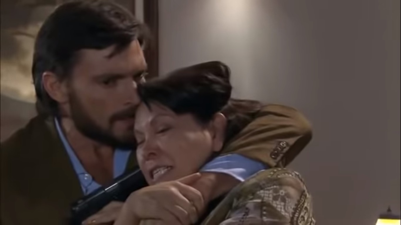 Julián Gil e Ana Bertha Espín como Bruno e Rosaura em A Que Não Podia Amar (Reprodução / YouTube)