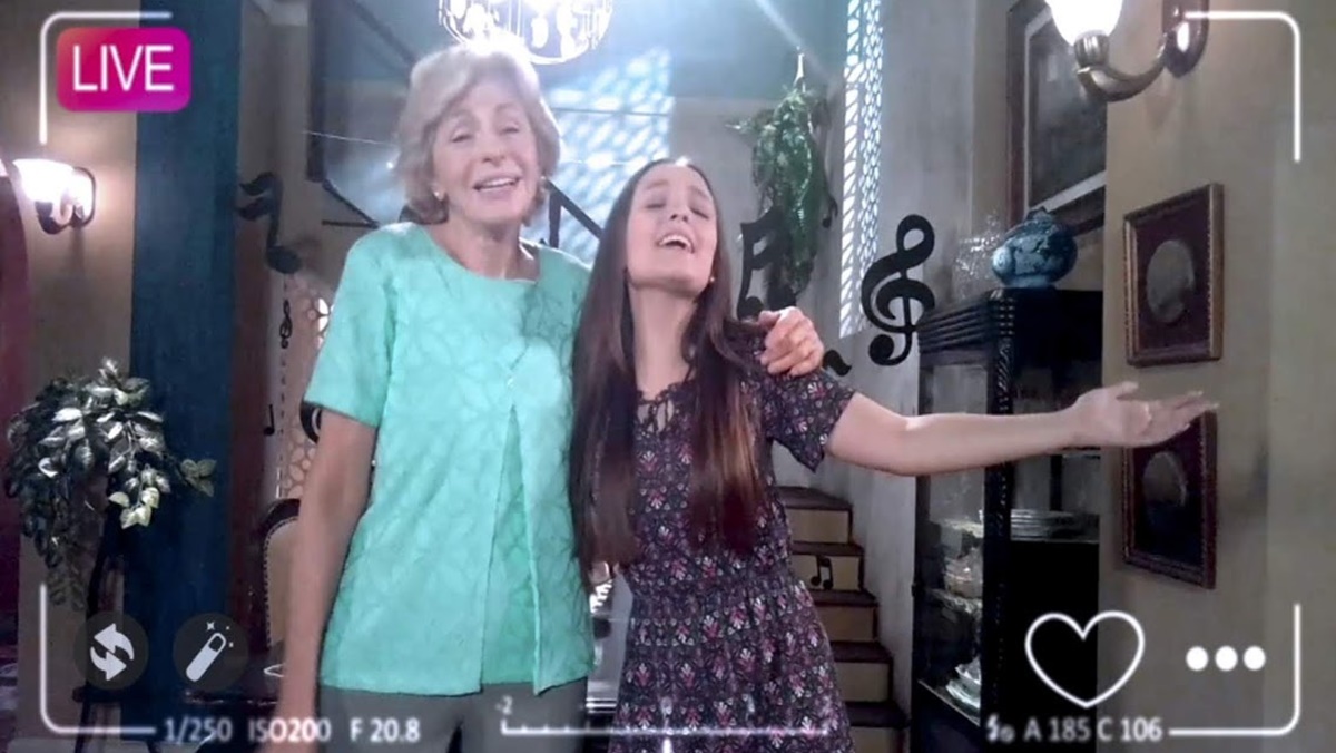 Mirela faz uma live cantando com sua avó (Divulgação: SBT)