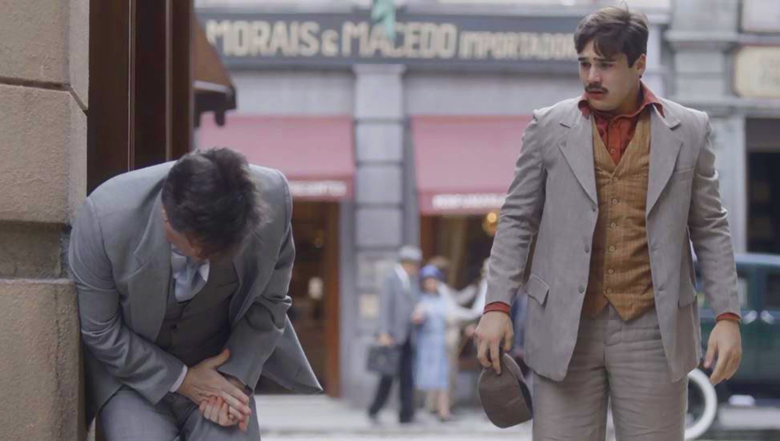 Alfredo bate em Júlio no meio da rua (Divulgação: TV Globo)