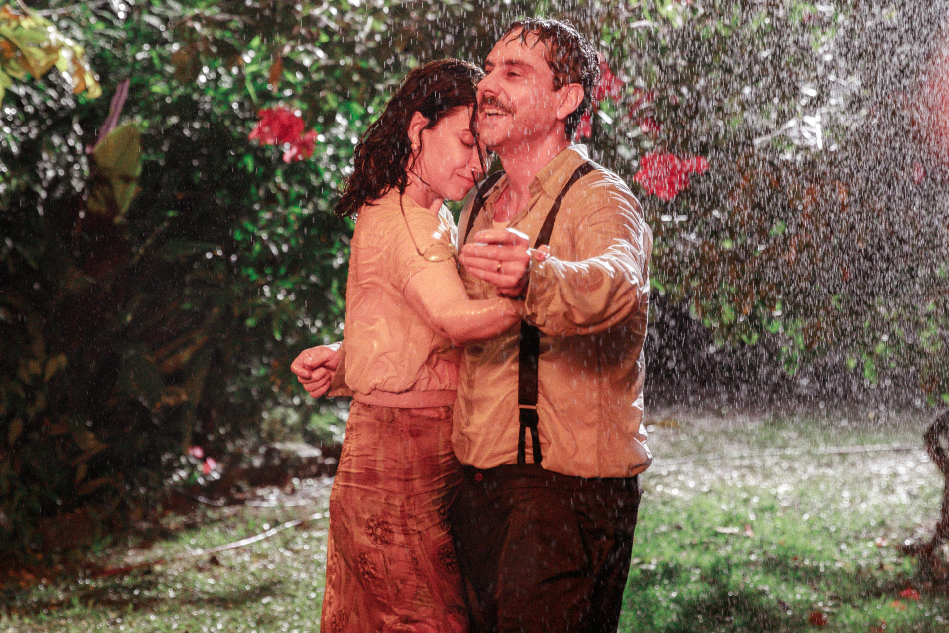 Geraldo (Alexandre Nero) e Maria Teresa (Fernanda Torres) dançam na chuva em Filhos da Pátria