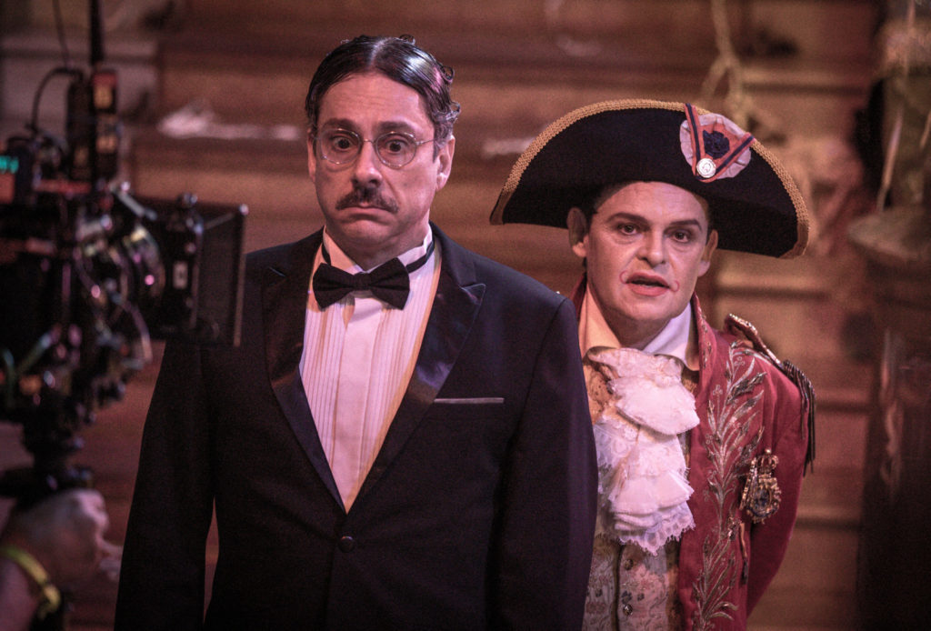 Geraldo (Alexandre Nero) e Pacheco (Matheus Nachtergaele) no baile do Theatro Municipal em Filhos da Pátria