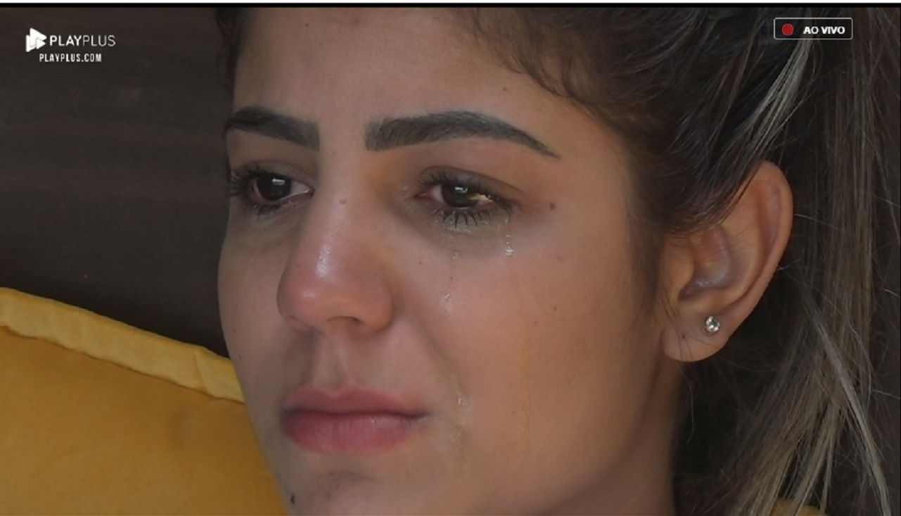 Hariany Almeida chorando em A Fazenda 11