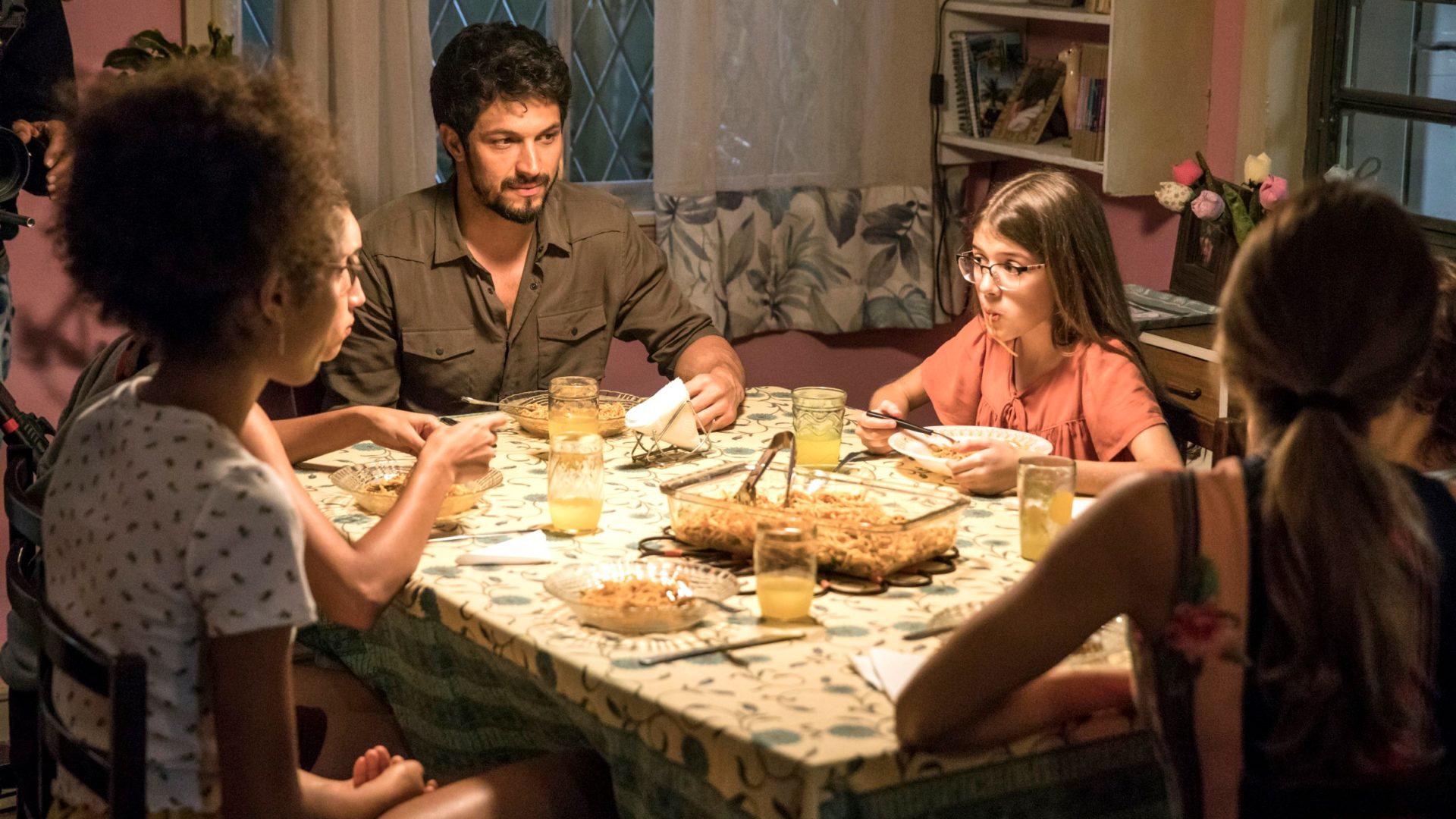 Marcos (Rômulo Estrela) e Sofia (Valentina Vieira) jantam na casa de Paloma (Grazi Massafera) e filhos em Bom Sucesso