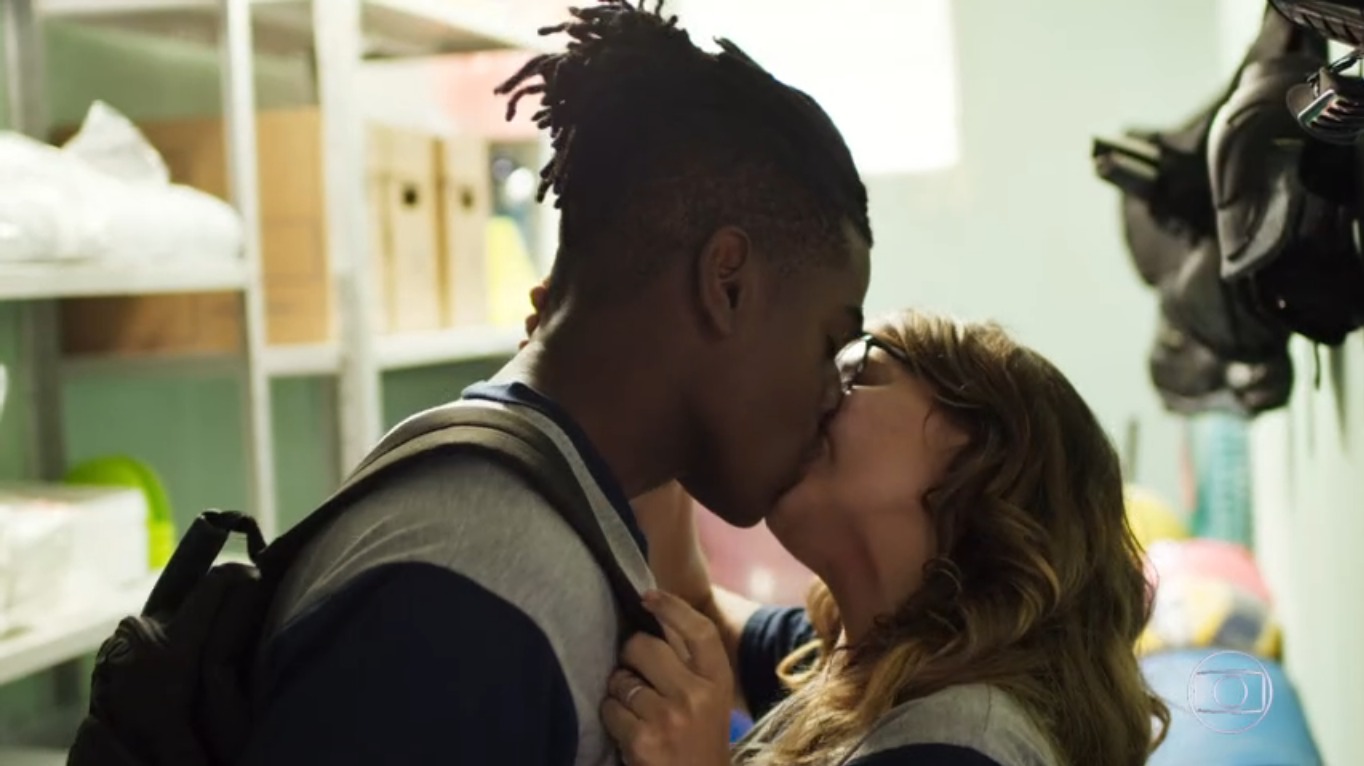 Ronald Sotto e Dora de Assis se beijam em cena de Malhação: Toda Forma de Amar (Reprodução / GloboPlay)