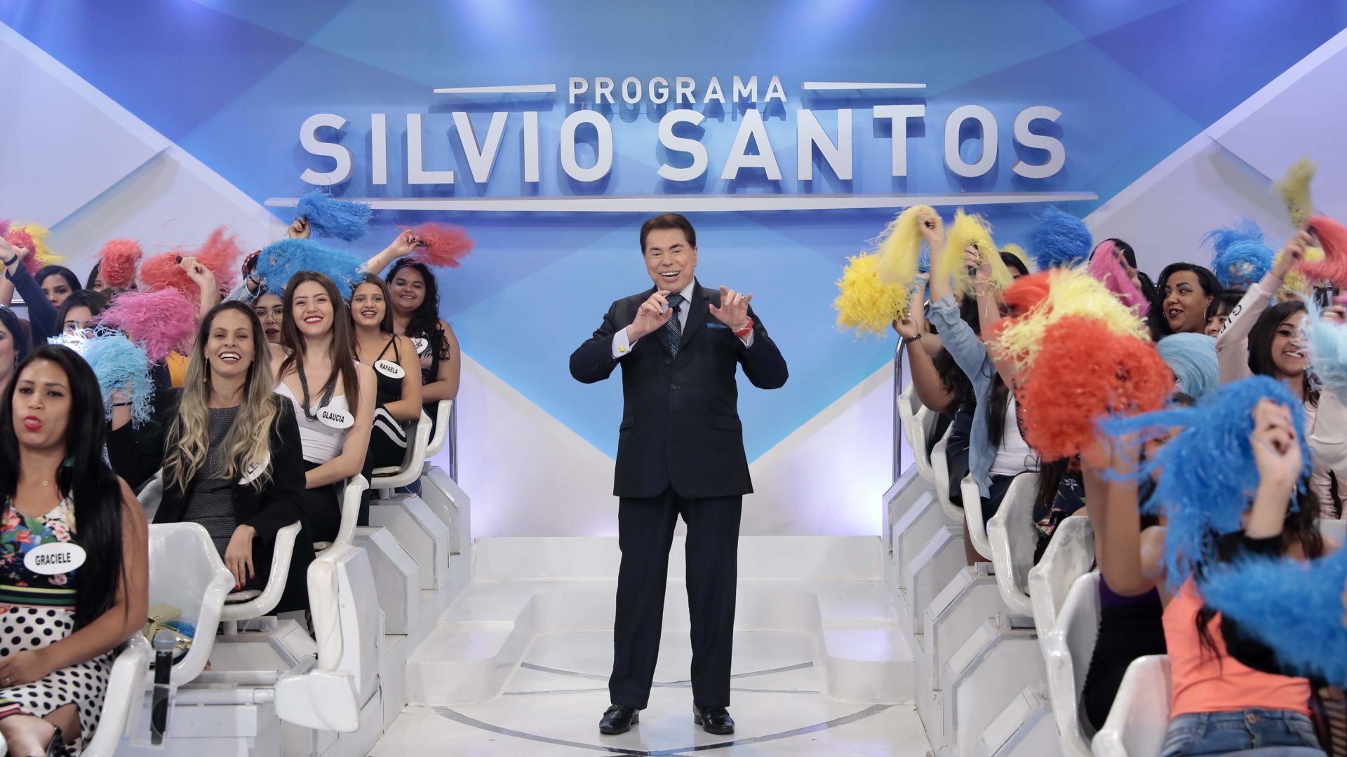 Silvio Santos interage com a Plateia