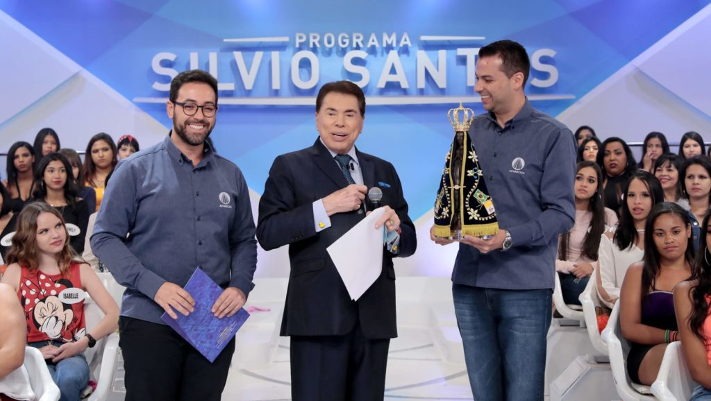 Silvio Santos recebe imagem de Nossa Senhora dos diretores da TV Aparecida