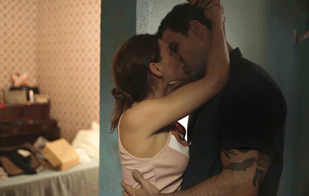 Betina (Isis Valverde) e Magno (Juliano Cazarré) se beijam em Amor de Mãe