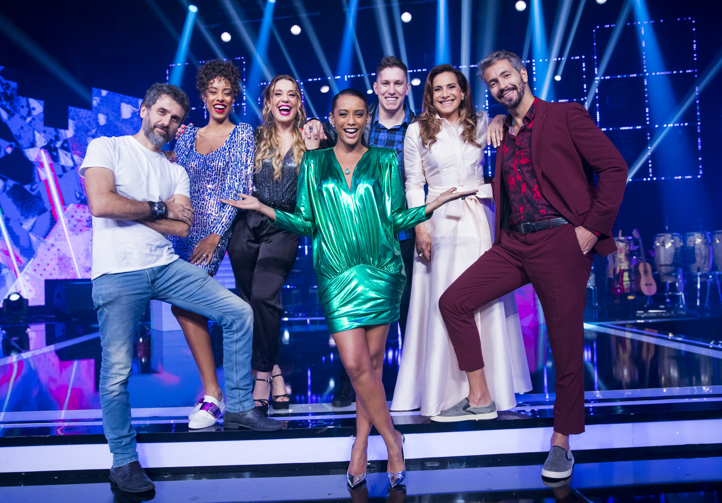 A apresentadora Taís Araujo com os finalistas do Popstar: Eriberto Leão, Yara Charry, Helga Nemetik, Jakson Follmann, Totia Meireles e Danilo Vieira