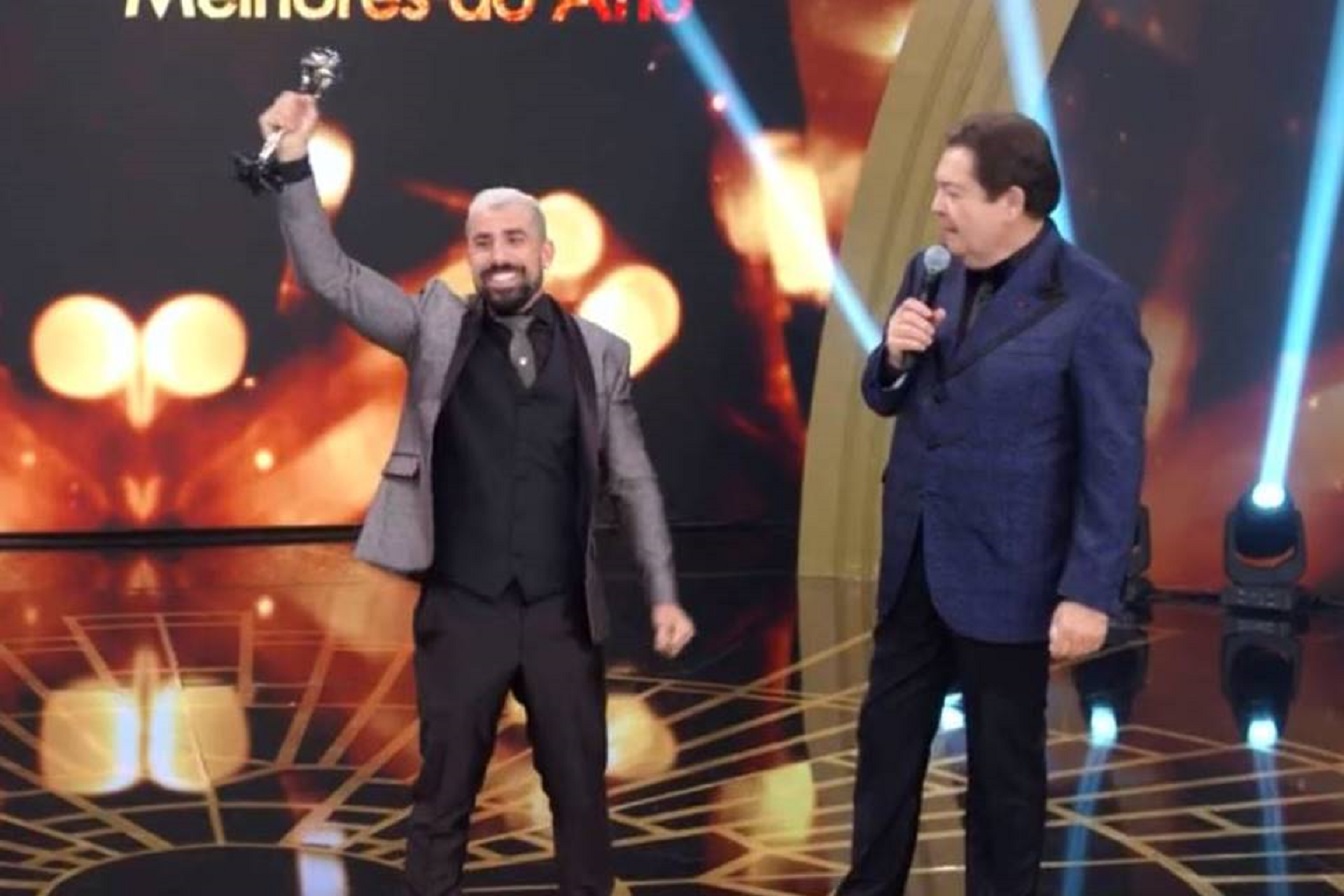 Kaysar Dadour recebendo prêmio de melhor ator revelação no Troféu Domingão
