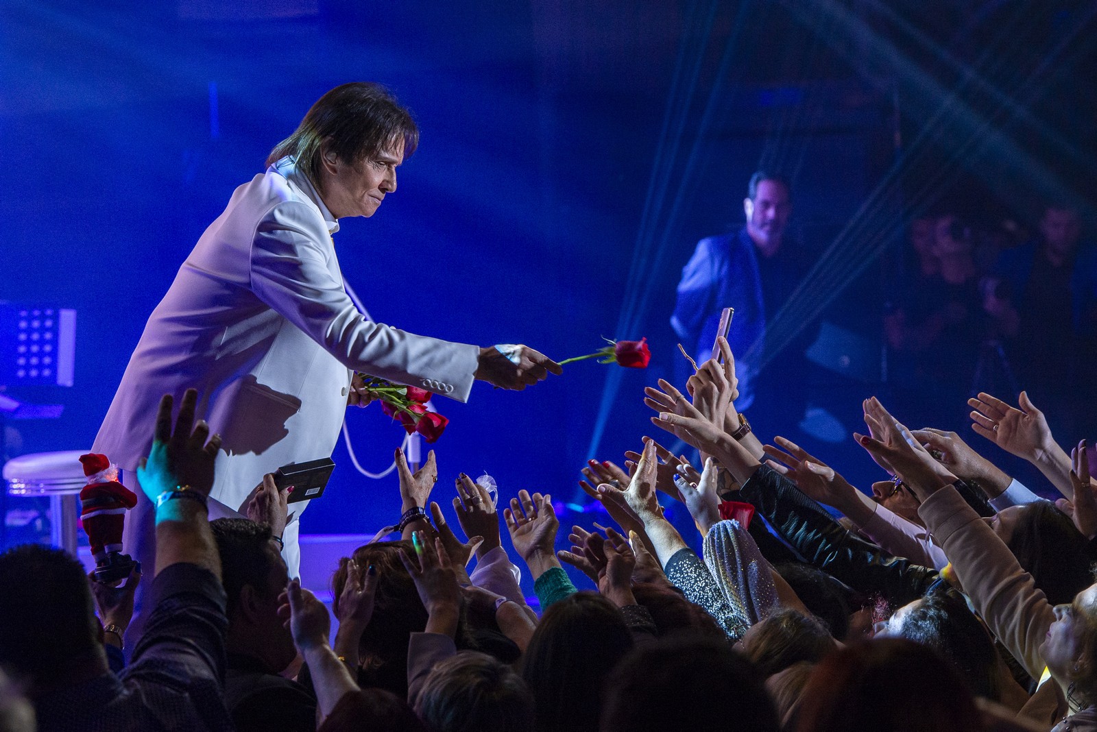 Roberto Carlos entregando rosas para a plateia — Foto: Globo/ Fabio Rocha