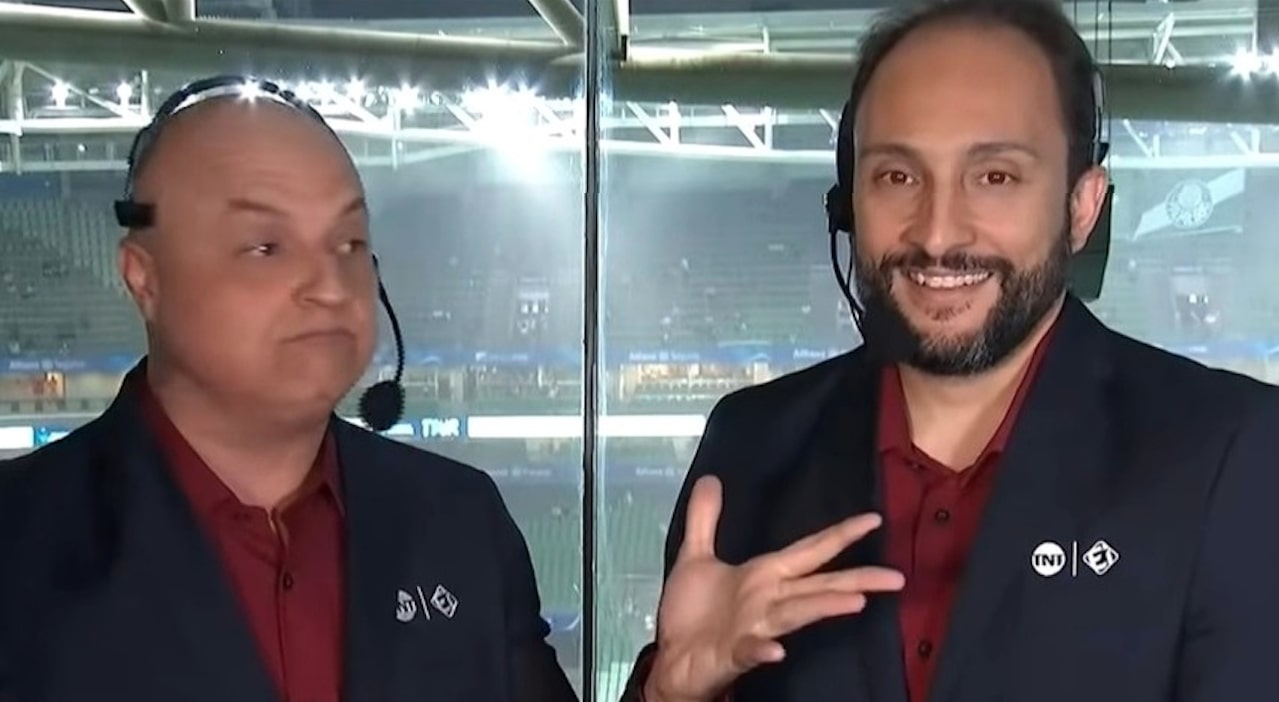 André Henning e Vitor Sérgio Rodrigues transmitem jogos de futebol na TNT: canal pode sair da Oi TV em 2020 (Reprodução/TNT)