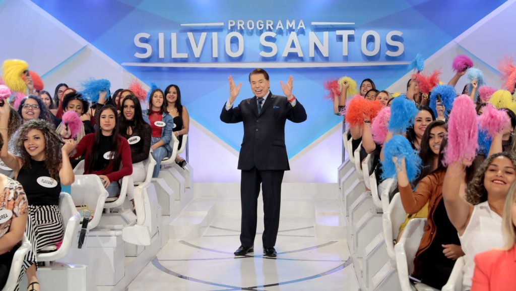 Silvio Santos interage com a plateia no Programa Silvio Santos