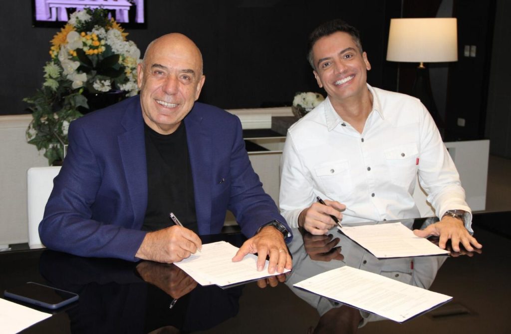 Léo Dias com Amilcare Dallevo, dono da RedeTV!: contrato assinado nesta quarta (Divulgação)