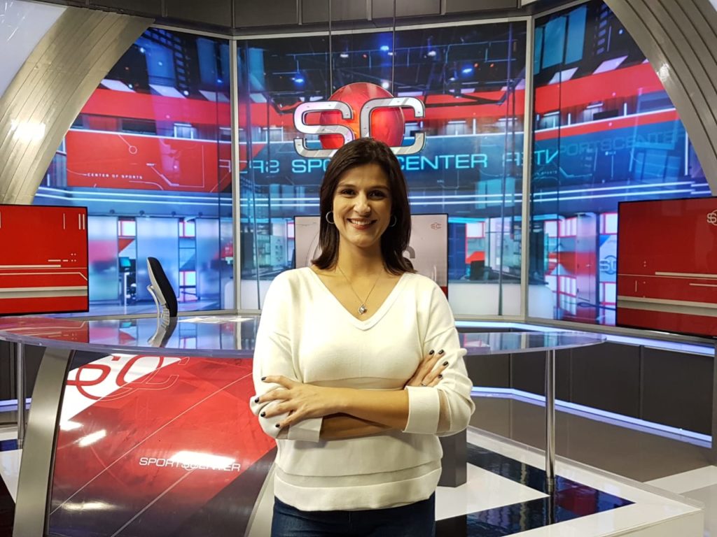 Gláucia Santiago no estúdio do SportsCenter, da ESPN Brasil (Divulgação)
