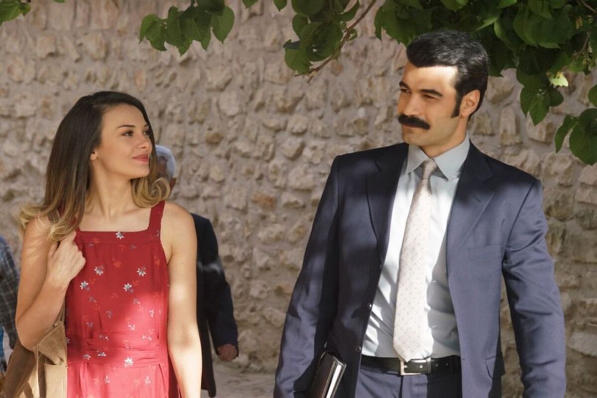 Tuvana Türkay e Murat Ünalmış são os protagonistas de Verdades Não Ditas (Reprodução: FOX Turquia)