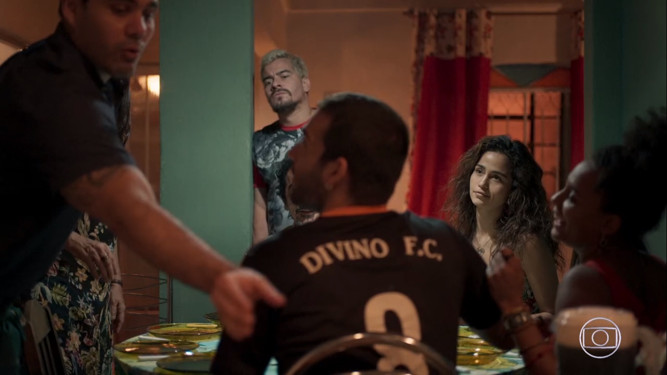 Camiseta do Divino Futebol Clube, time de Avenida Brasil, apareceu em Amor de Mãe