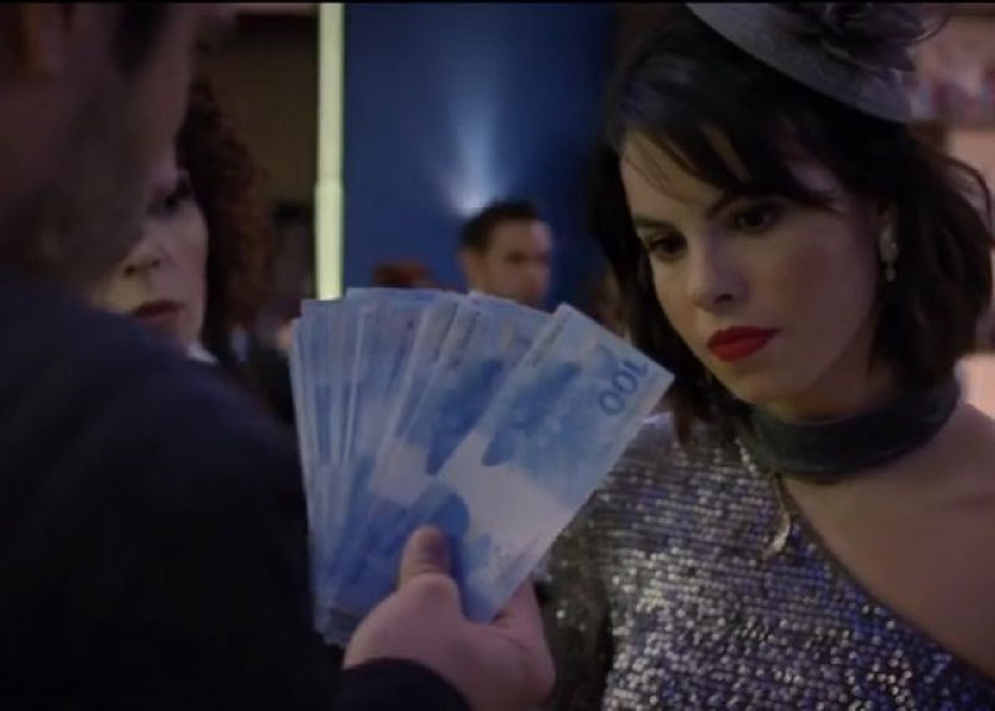 Tobias (Thiago Rodrigues) oferecendo dinheiro à Donatella (Stephany Brito) em Amor Sem Igual