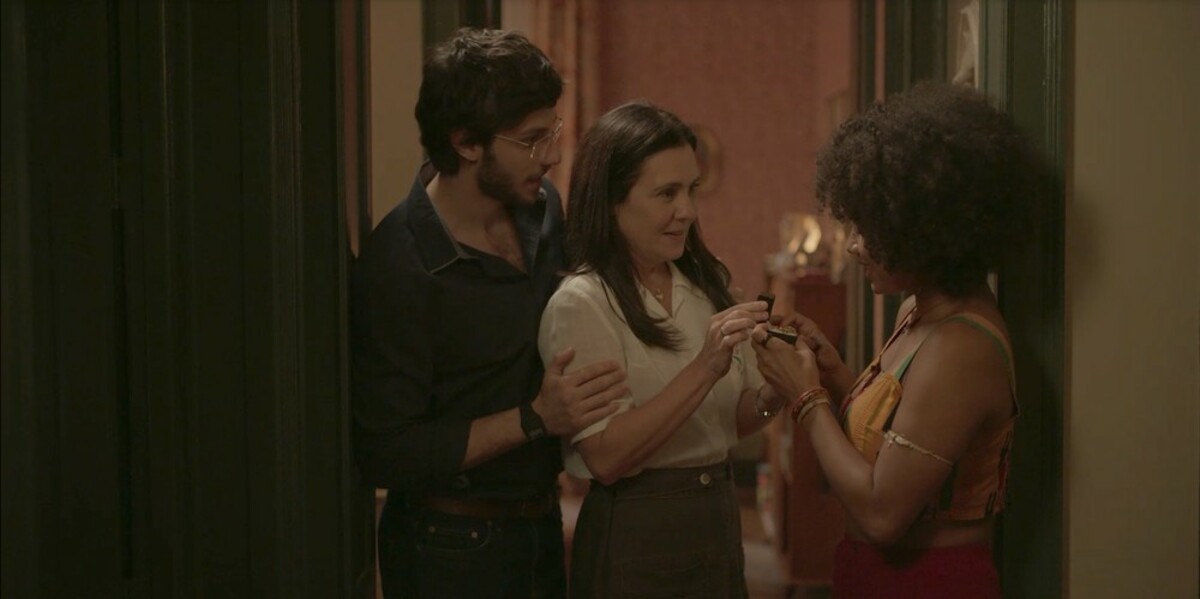 Danilo (Chay Suede), Thelma (Adriana Esteves) e Camila (Jéssica Ellen) de Amor de Mãe