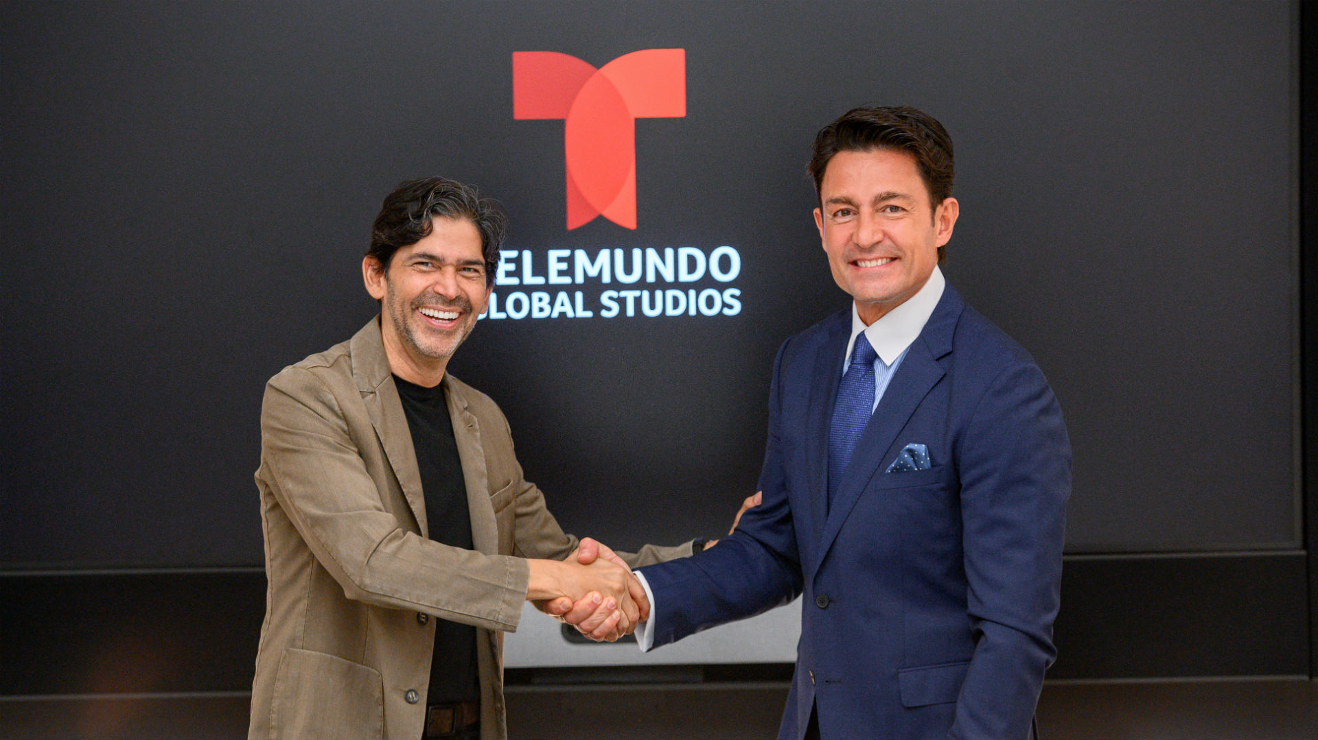 O ator mexicano Fernando Colunga e o presidente da Telemundo, Marcos Santana (Divulgação / Telemundo)