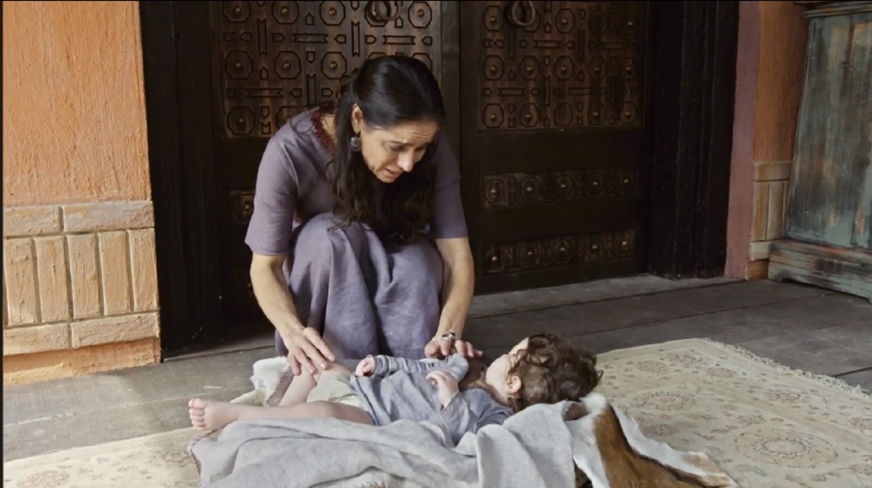 Ilana (Cláudia Mauro) encontra um bebê abandonado em O Rico e Lázaro