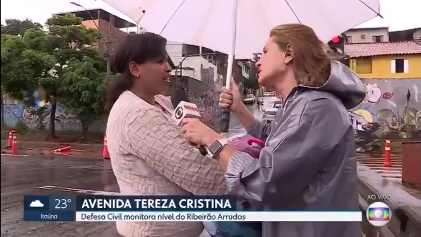 Isabela Scalabrini, repórter da Globo, com entrevistada
