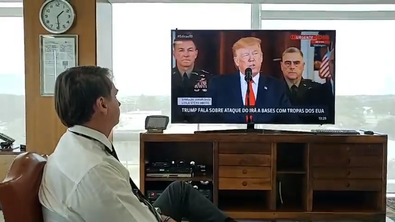 Jair Bolsonaro assistindo a Globo News