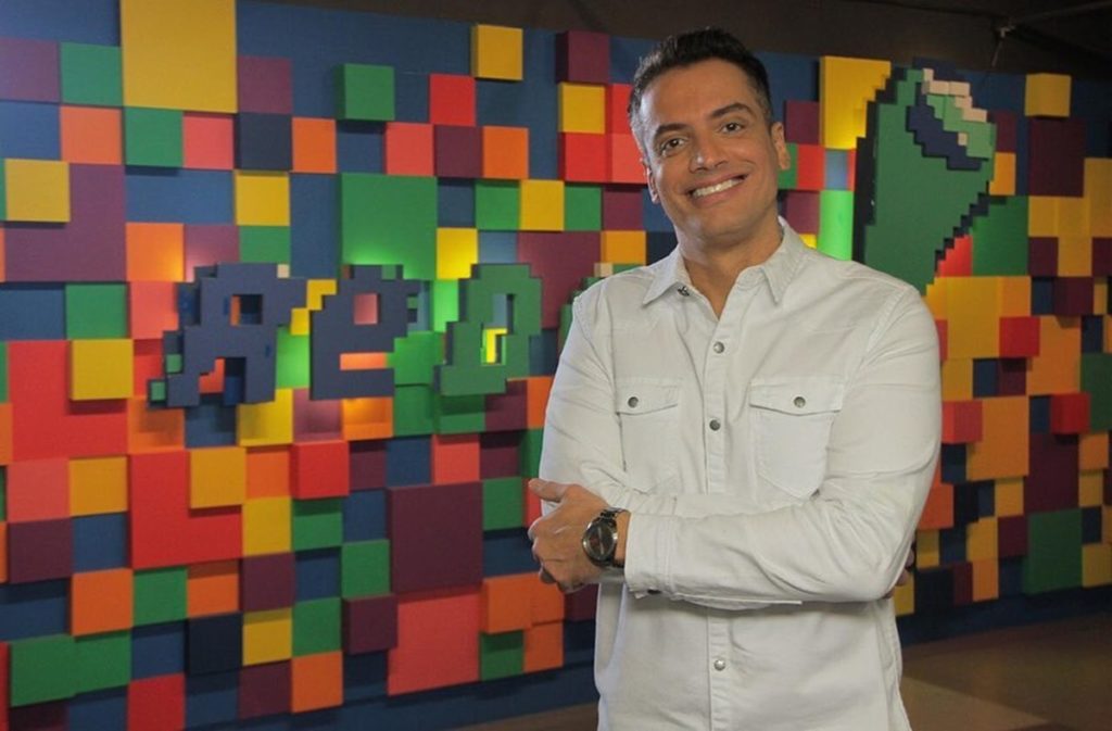 Leo Dias implanta nova identidade ao Bastidores do Carnaval da RedeTV! (Reprodução: Instagram)