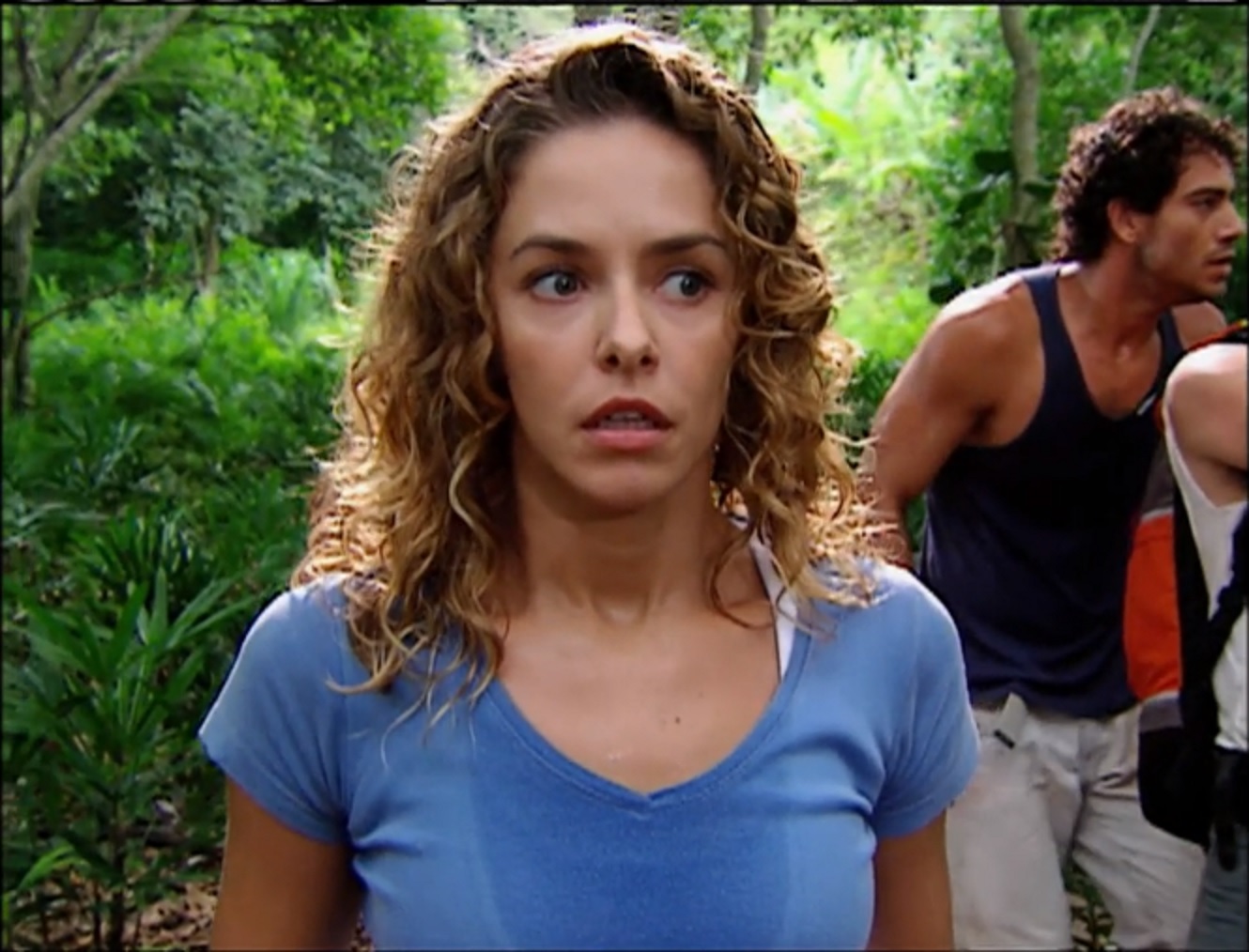 Maria (Bianca Rinaldi) apavorada com o rugido de Velociraptor em Caminhos do Coração