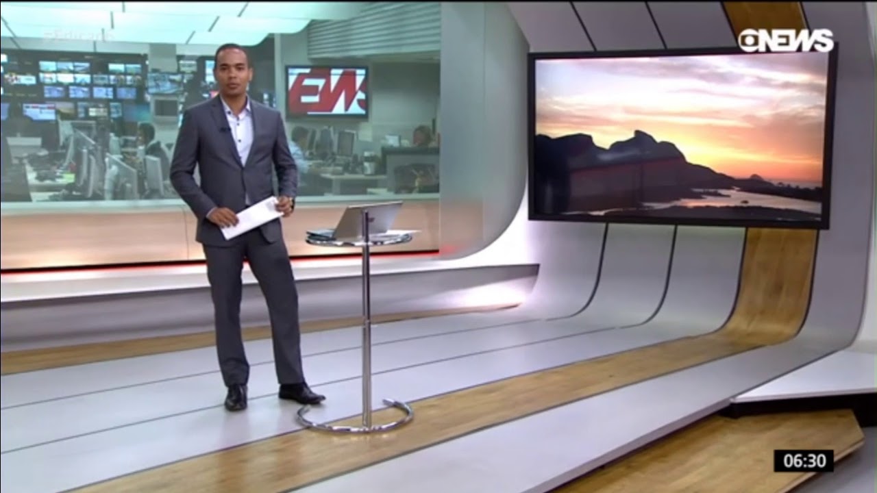 Diego Sarza apresentando telejornal da GloboNews