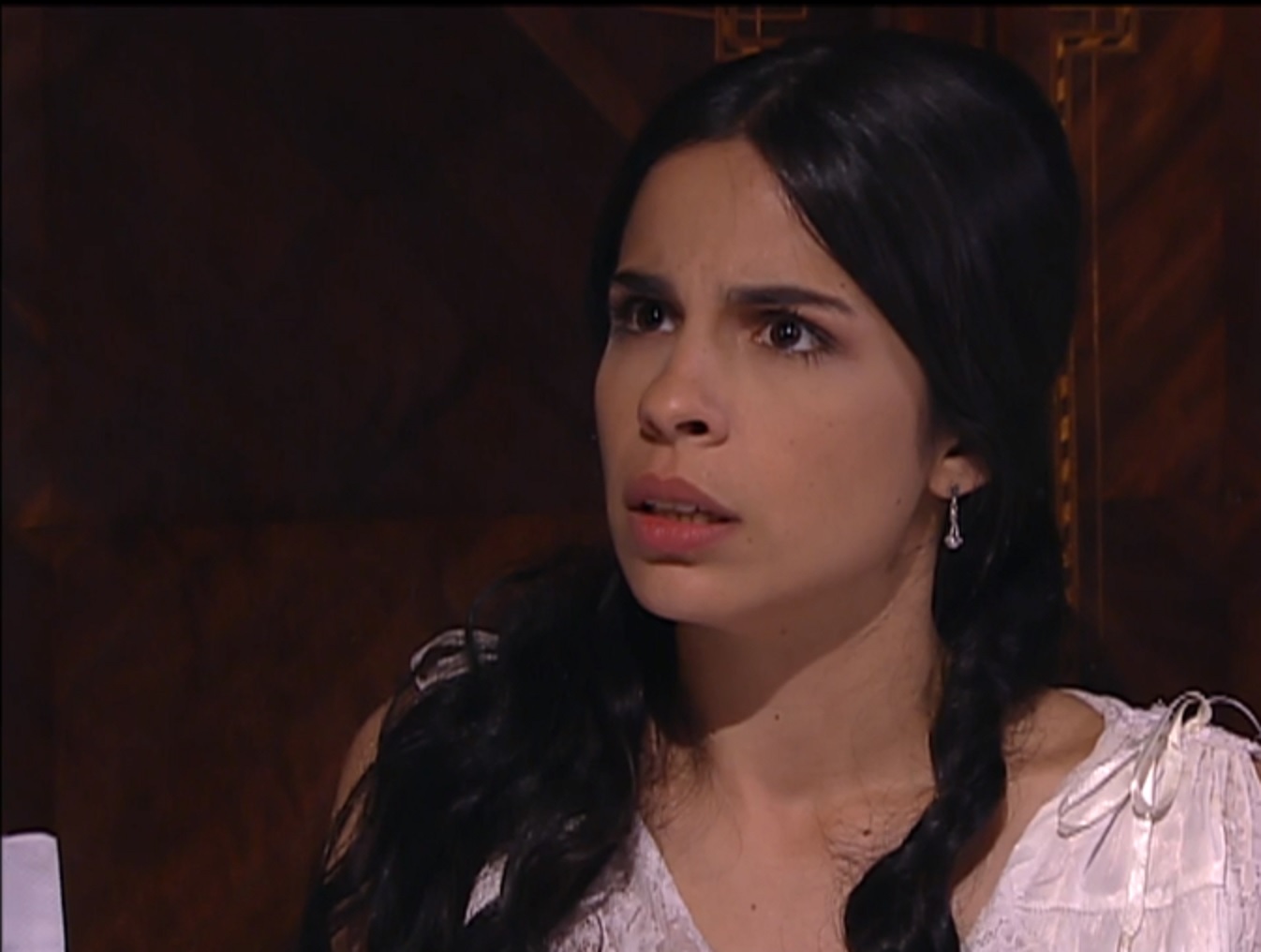 Malvina (Maria Ribeiro) descobre que João (Ivan de Almeida) e Joaquina (Chica Lopes) estão presos em A Escrava Isaura