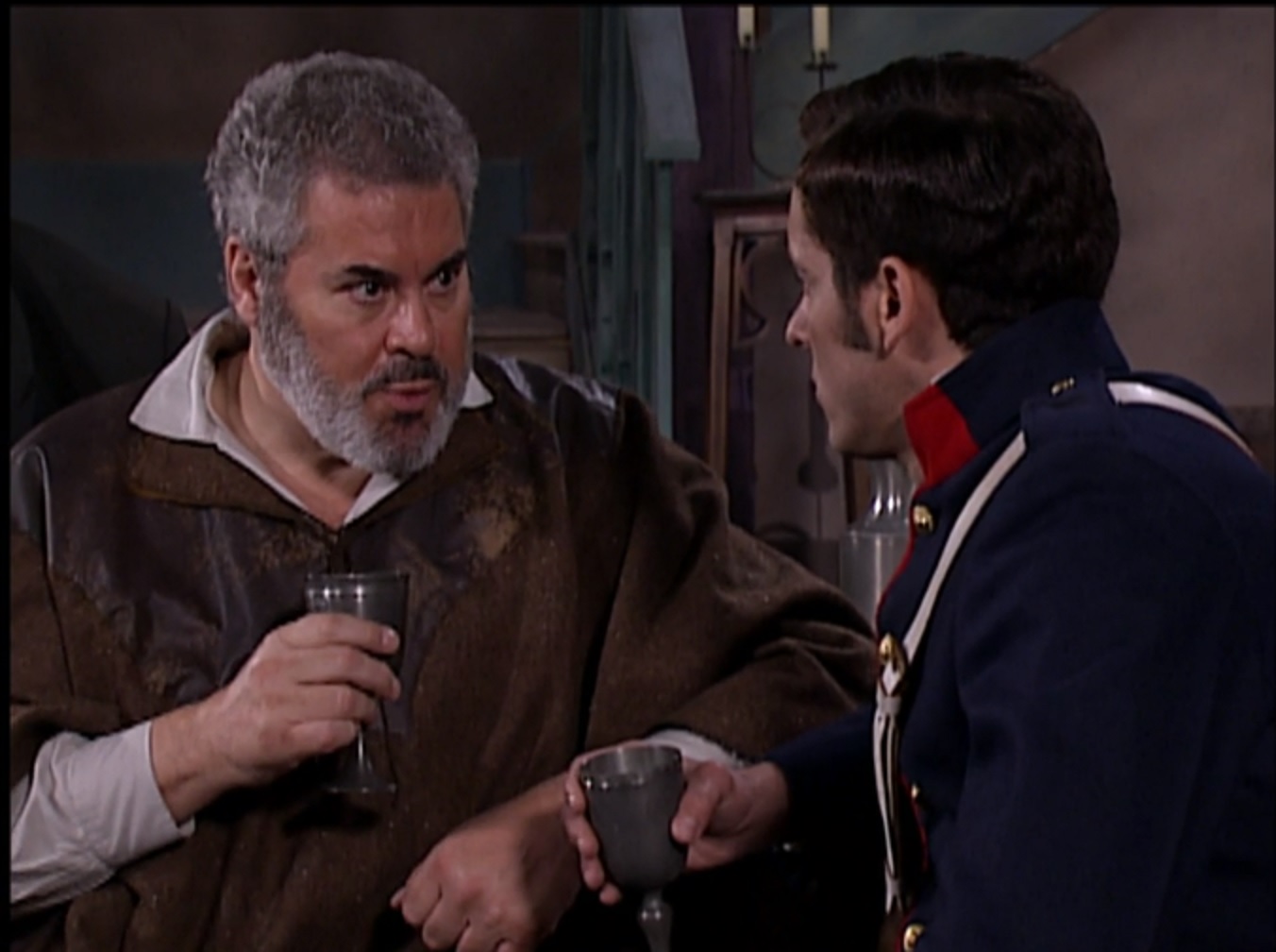 Martinho (Cláudio Curi) conta ao Sargento Aloísio (Rodrigo Zanardi) sobre o paradeiro de Miguel (Jackson Antunes) em A Escrava Isaura
