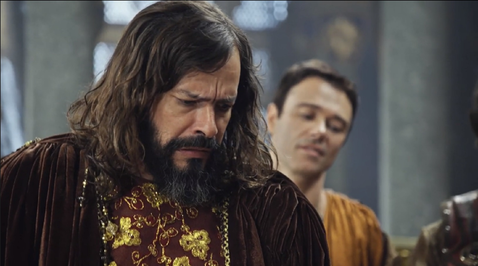 Nabucodonosor (Heitor Martinez) desiste de matar Madai (João Velho) em O Rico e Lázaro