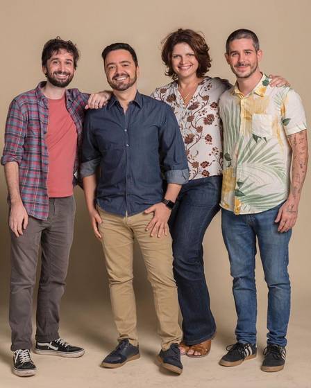 Pedro Neschling com Daniel Ortiz, Victor Atherino e Flavia Bessone, os outros colaboradores de Salve-se quem puder