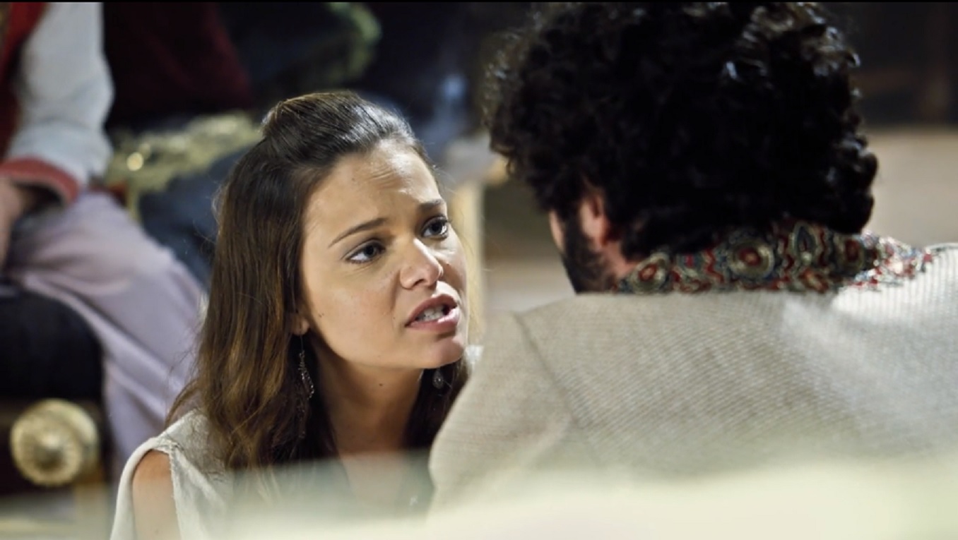 Joana (Milena Toscano) faz pedido a Asher (Dudu Azevedo) em O Rico e Lázaro