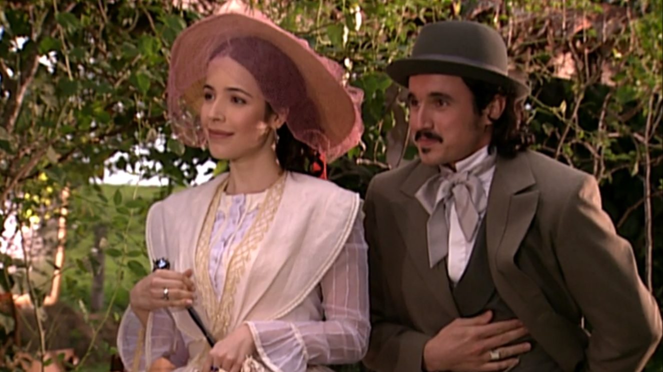 Branca (Renata Dominguez) e Geraldo (Caio Junqueira) vão até a casa de Isaura (Bianca Rinaldi) em A Escrava Isaura