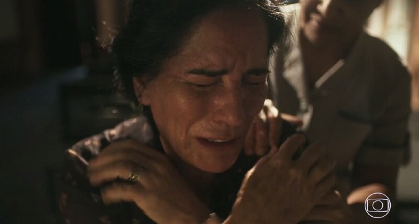 Dona Lola (Glória Pires) chora pela morte de Carlos (Danilo Mesquita) em Éramos Seis