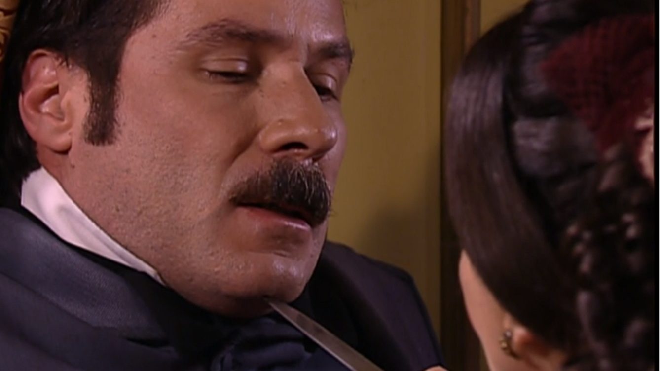Tomásia (Mayara Magri) ameaça Leôncio (Leopoldo Pacheco) de morte em A Escrava Isaura