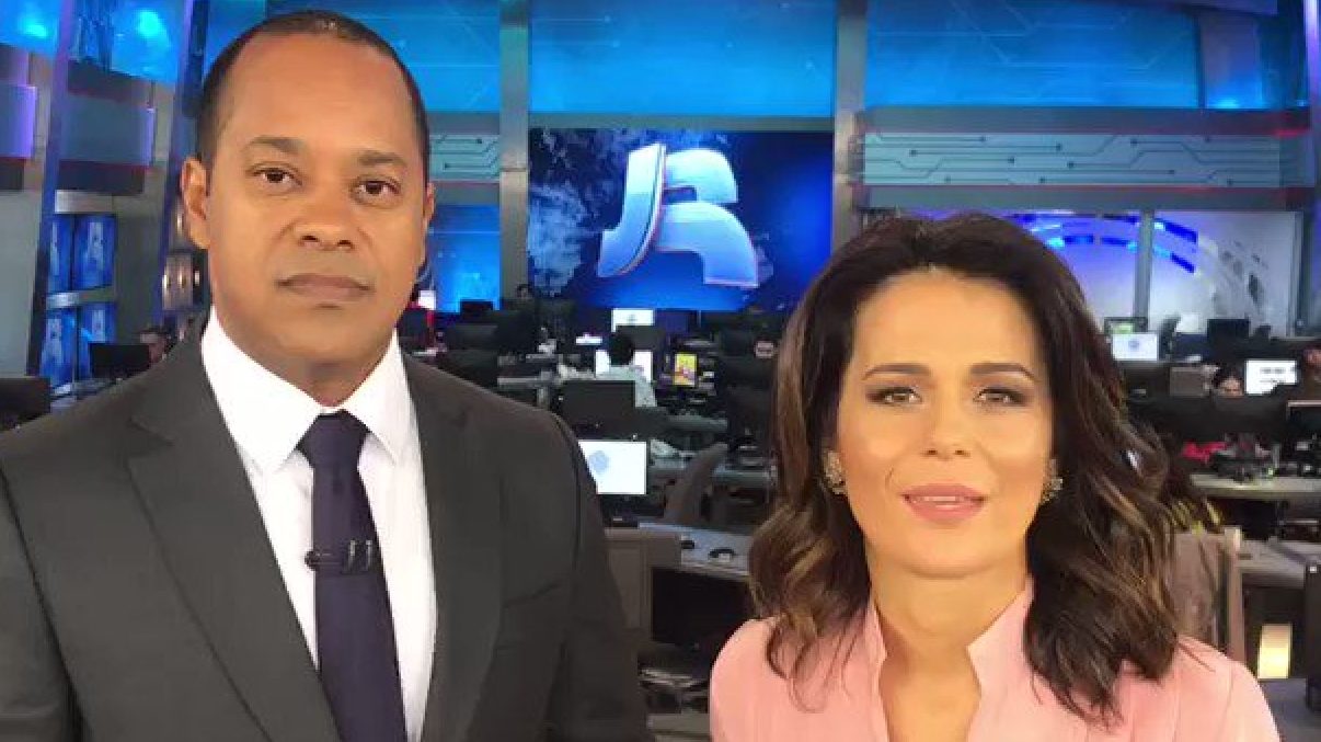 Luiz Fara Monteiro e Adriana Araújo na bancada do Jornal da Record (Divulgação / Record TV)