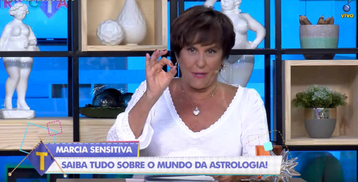 Márcia Fernandes apresenta quadro de astrologia no Tricotando (Reprodução: RedeTV!)