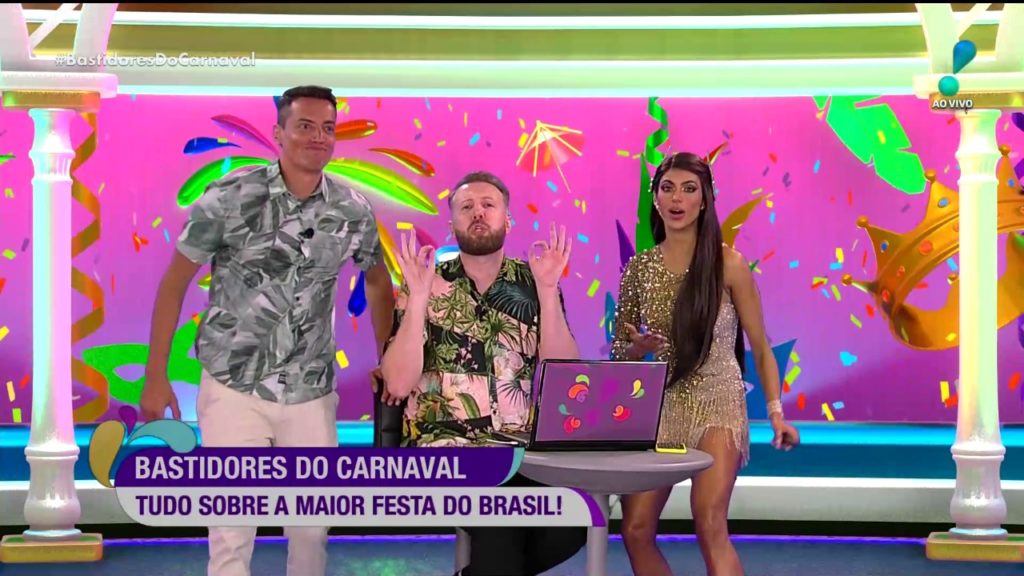 Leo Dias é destaque no comando do Bastidores do Carnaval (Reprodução / RedeTV!)